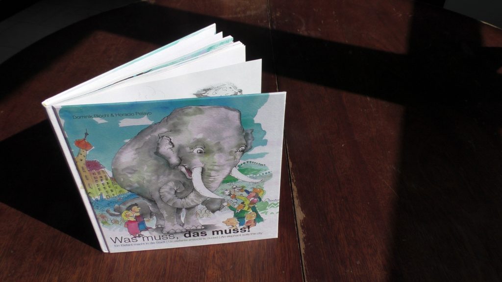 Was muss, das muss! – Ein Elefant macht in die Stadt - Buch-Produktfoto aufgestellt